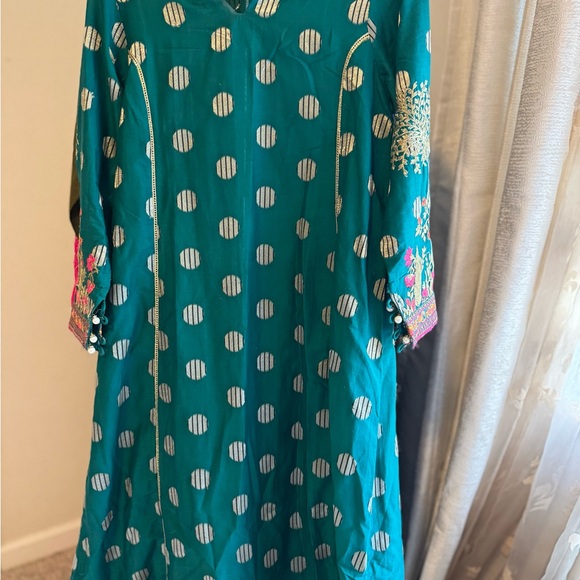 Gorgeous Ethinic 2 pc semi formal - Picture 2 of 4